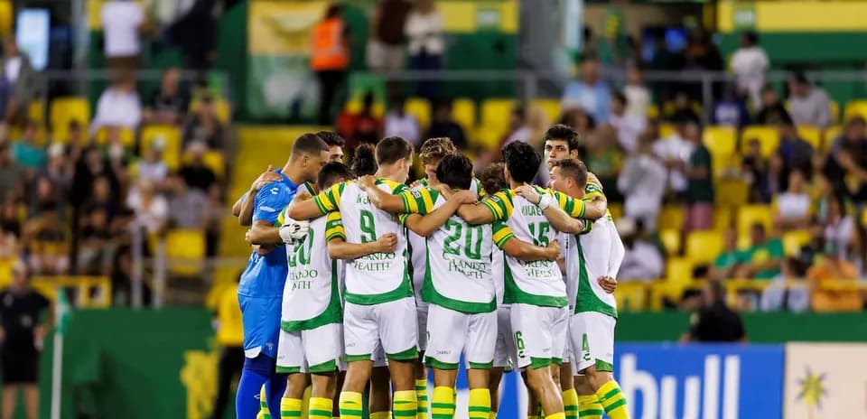 Tampa Bay Rowdies players in a huddle