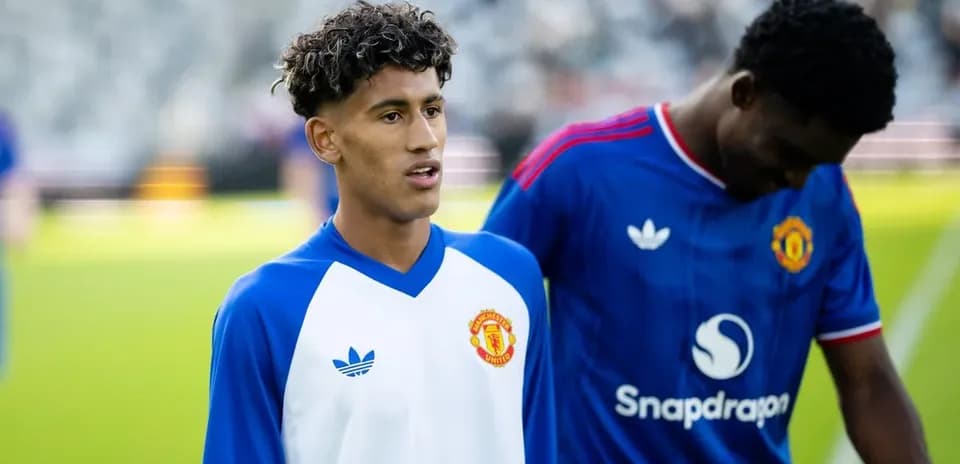 Two Manchester United players warming up before match