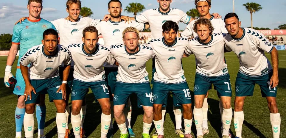 Sarasota Paradise team lineup before match