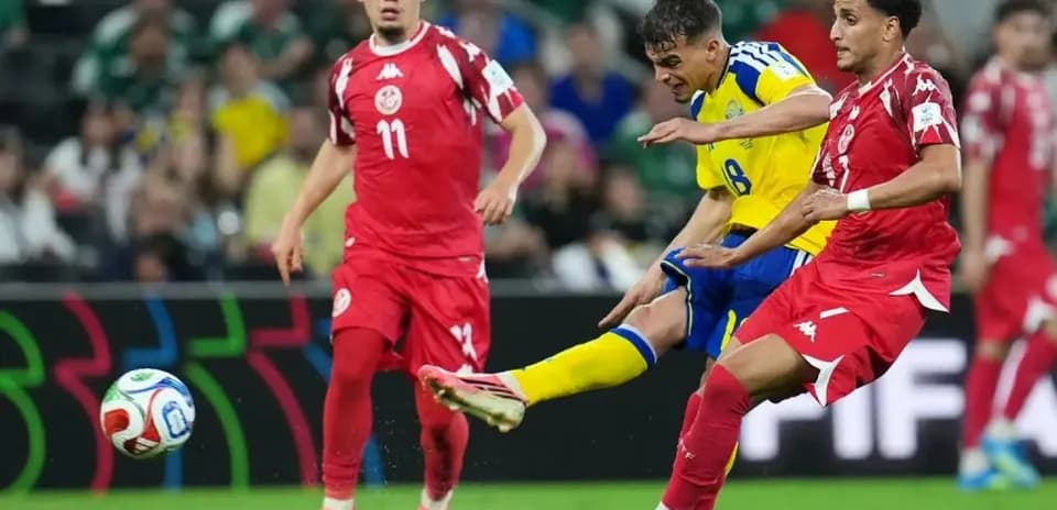 Sweden and Tunisia players competing for the ball