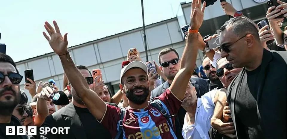 Player waving to fans during arrival event