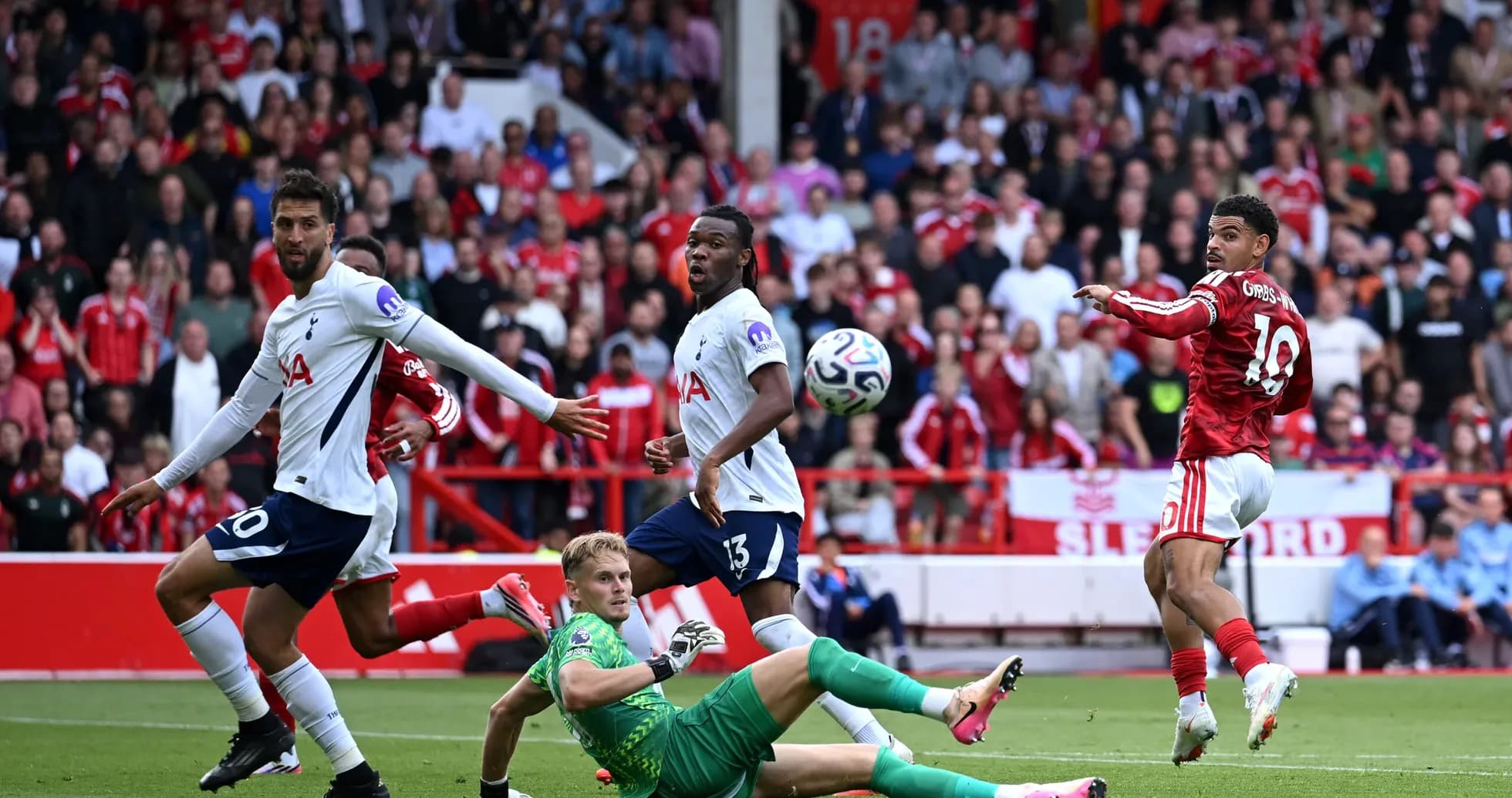 Nottingham Forest player shooting against Tottenham goalkeeper
