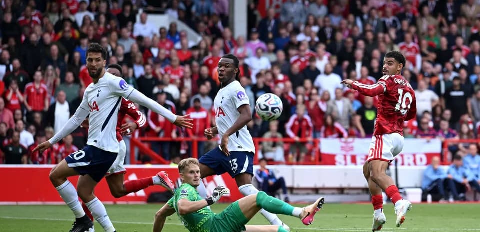 Nottingham Forest player shooting against Tottenham goalkeeper