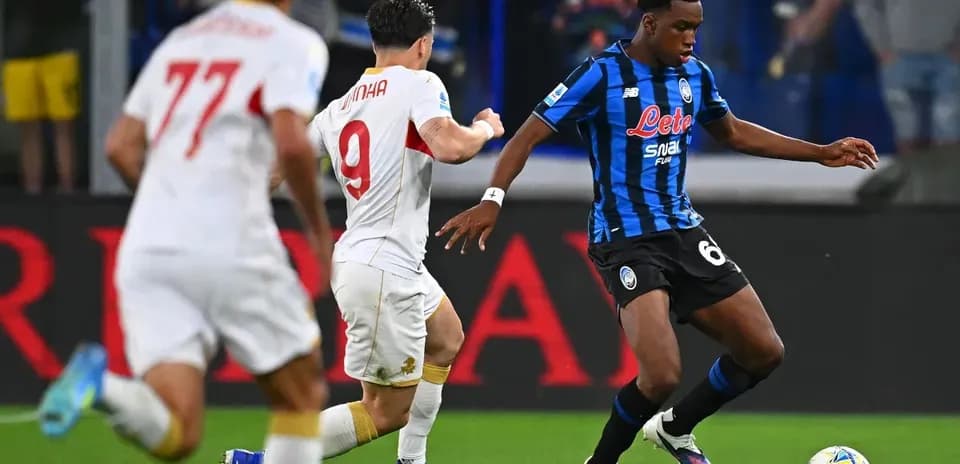 Atalanta player dribbling past AS Roma opponent
