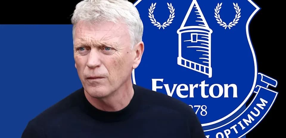 Manager David Moyes in front of Everton logo