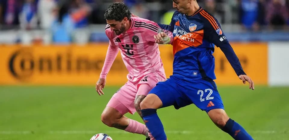 FC Cincinnati II player challenges Inter Miami II player