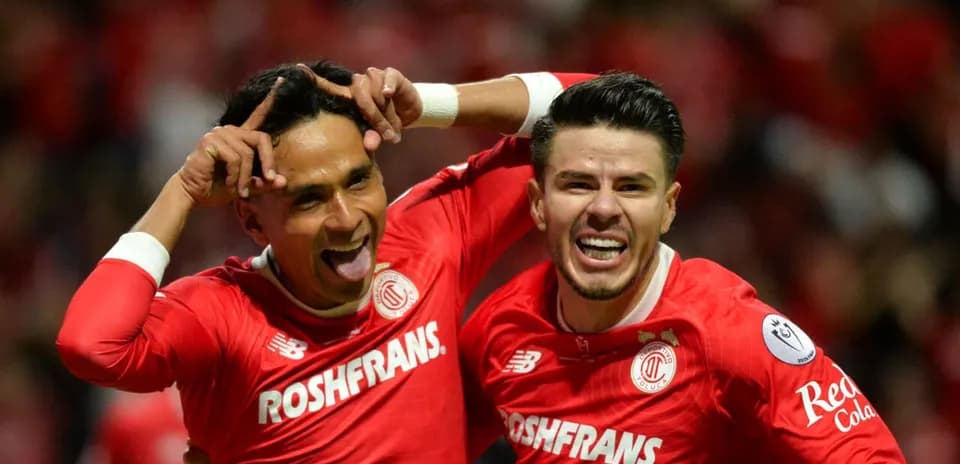 Toluca players celebrating a goal during match