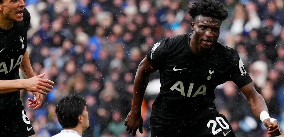 Tottenham player celebrating goal against Leeds