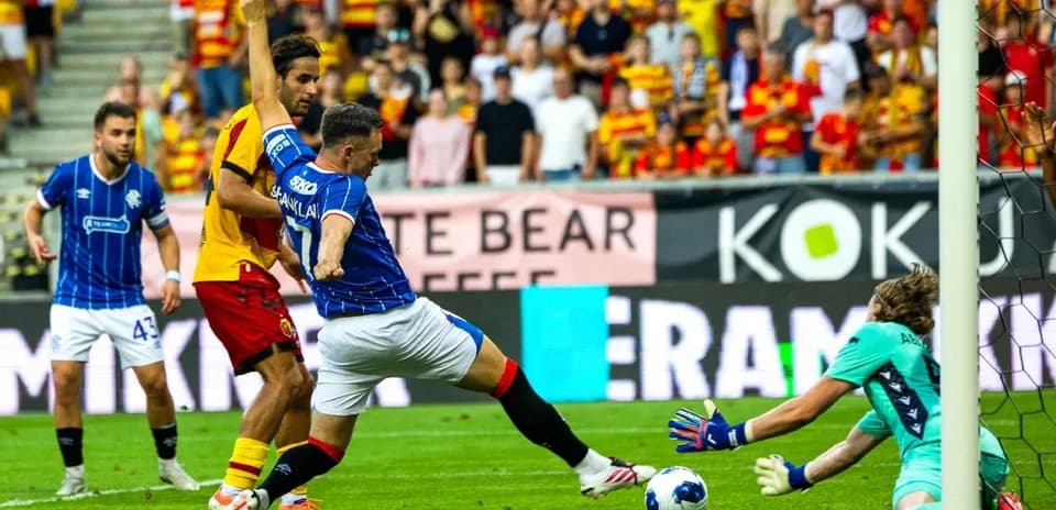 Rangers player attempts to score against Jagiellonia