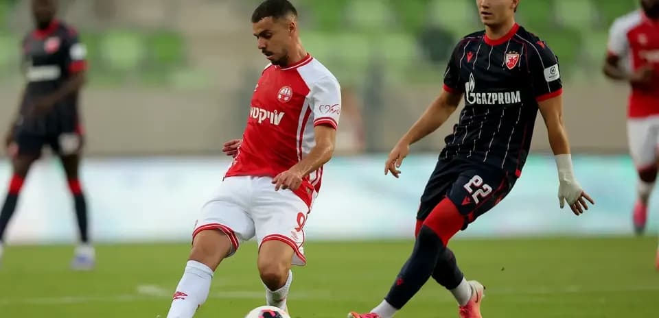 FK Crvena Zvezda player kicking the ball