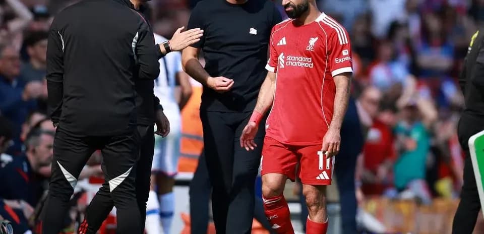 Mohamed Salah leaving the field with coaching staff