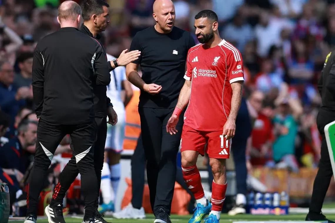 Mohamed Salah leaving the field with coaching staff