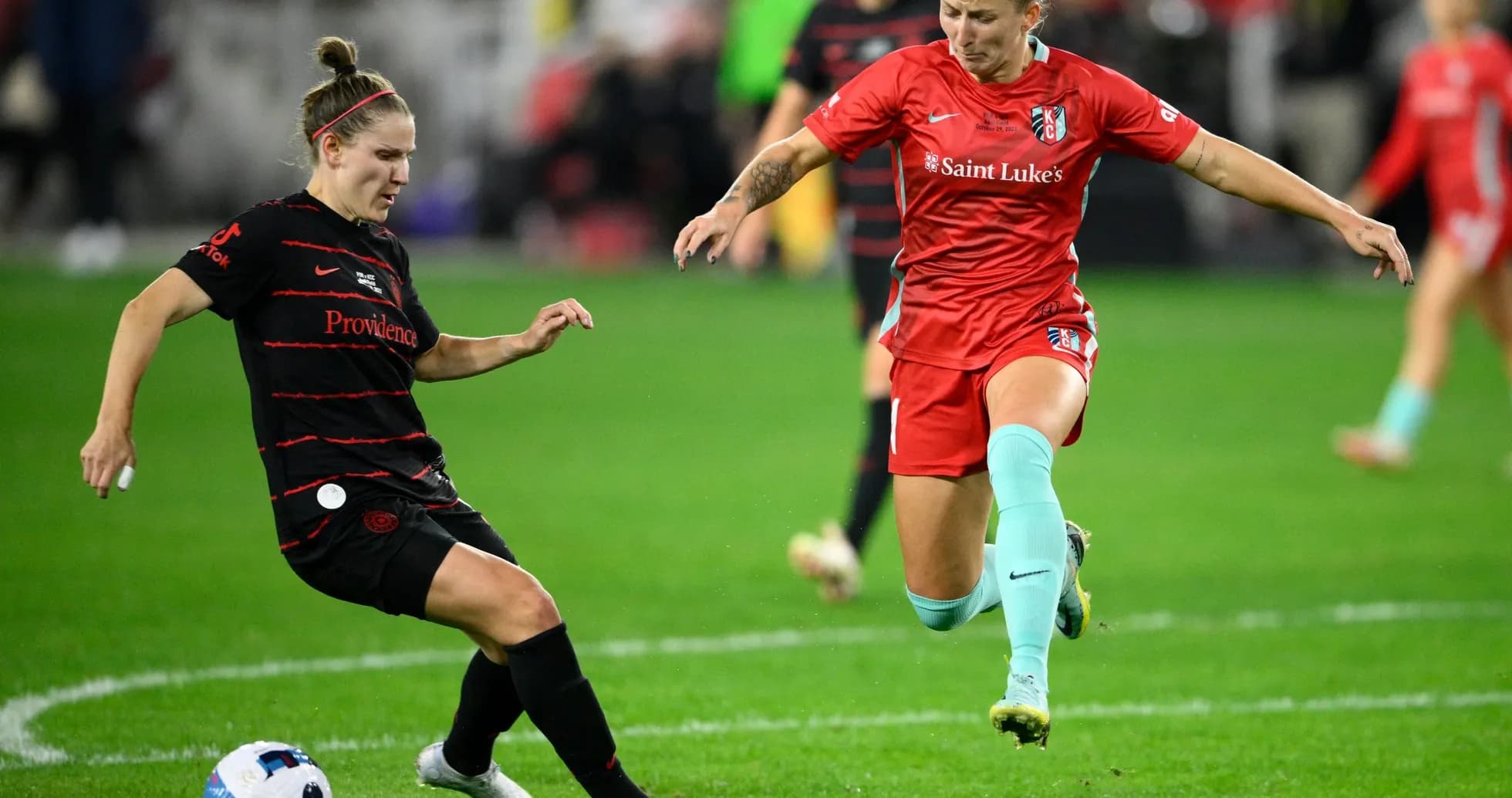 Kansas City and Portland Thorns players in action