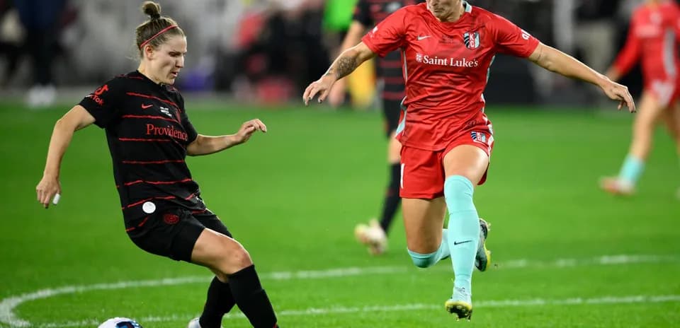 Kansas City and Portland Thorns players in action