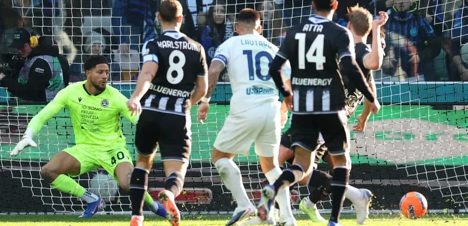 Goalkeeper saves shot during Inter vs Udinese match