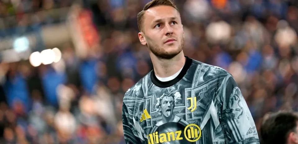 Goalkeeper wearing Juventus jersey before the match