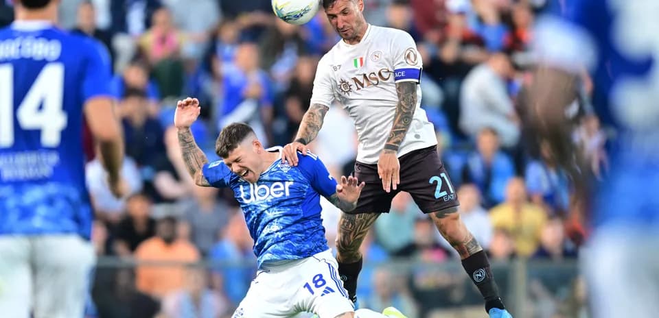 Player challenge during Napoli vs Como match