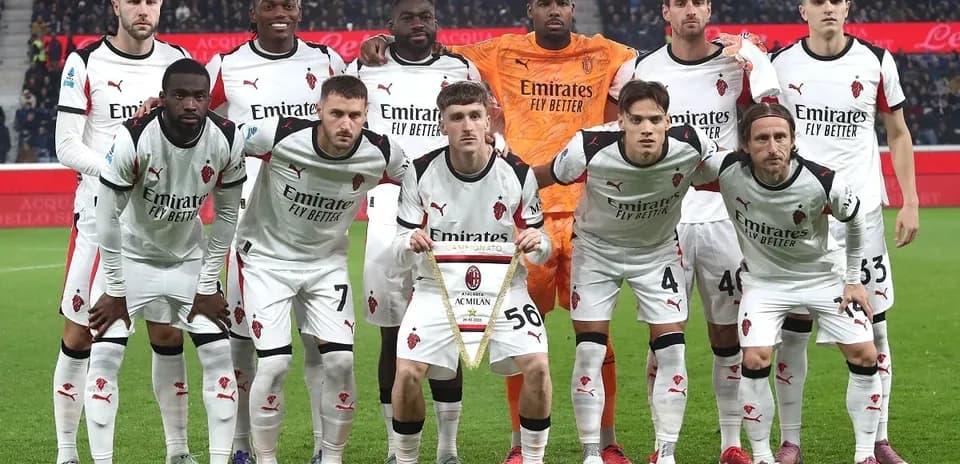 AC Milan players posing for team photo