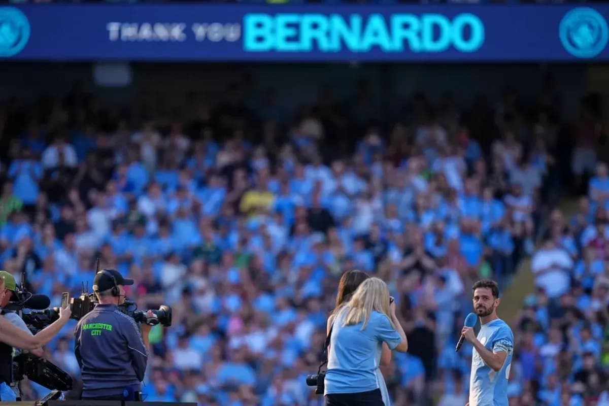 Bernardo Silva speaking to fans during farewell event
