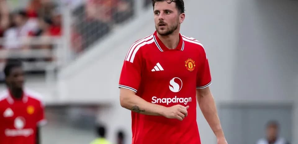 Player in red Manchester United kit on field