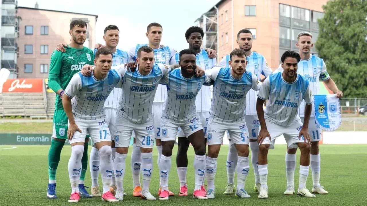 Universitatea Craiova team photo before match