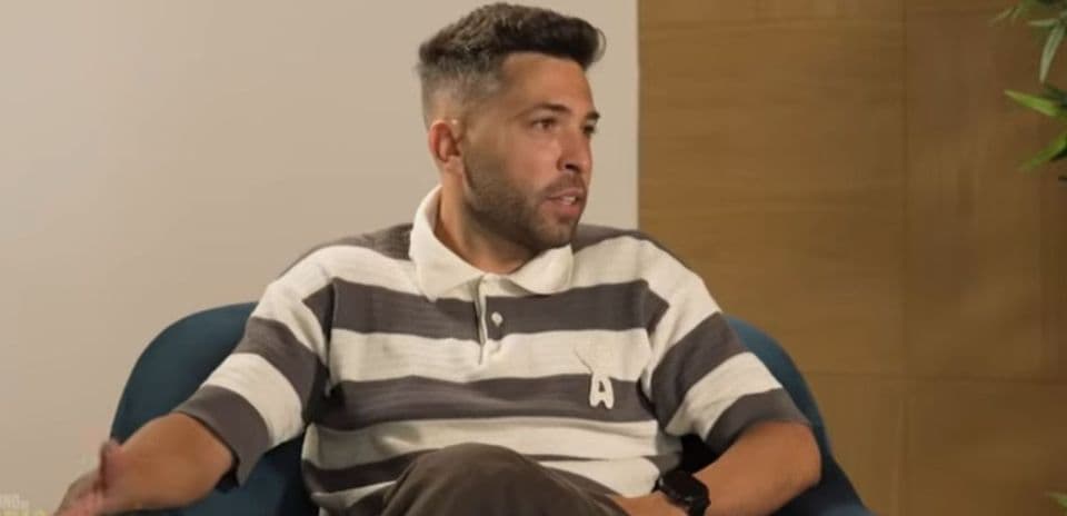 Person speaking during an interview in a chair
