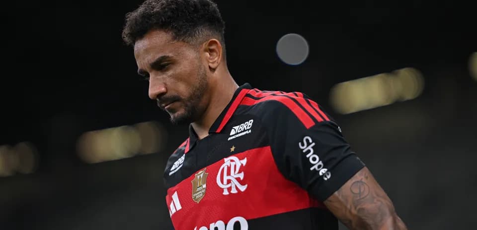 Player in Flamengo jersey walking on the field