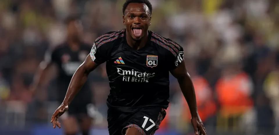 Lyon player celebrating a goal against Fenerbahçe