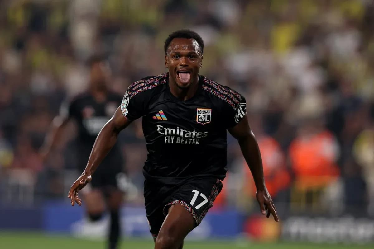 Lyon player celebrating a goal against Fenerbahçe