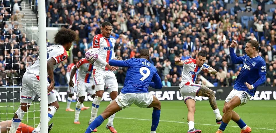 Players contesting for the ball in match