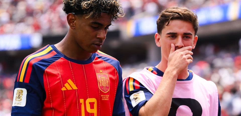 Two Spanish players discussing during a match