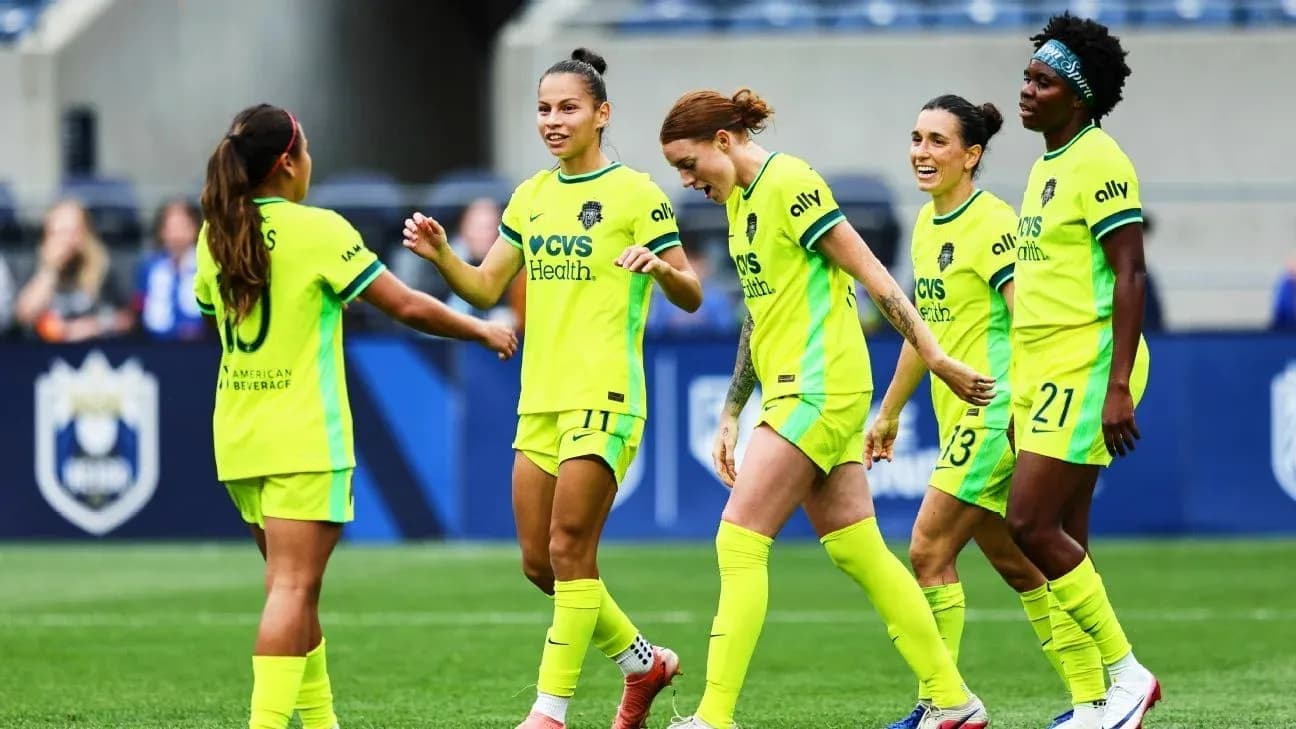 North Carolina Courage players celebrating a goal