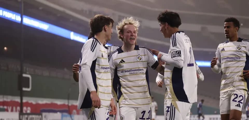Players celebrating during North Texas match