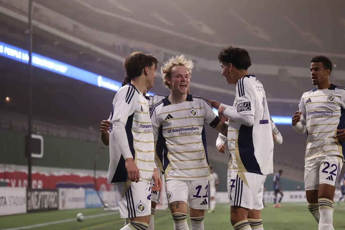 Players celebrating during North Texas match