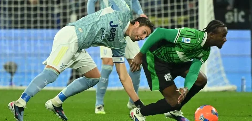 Player challenging for the ball during Sassuolo match