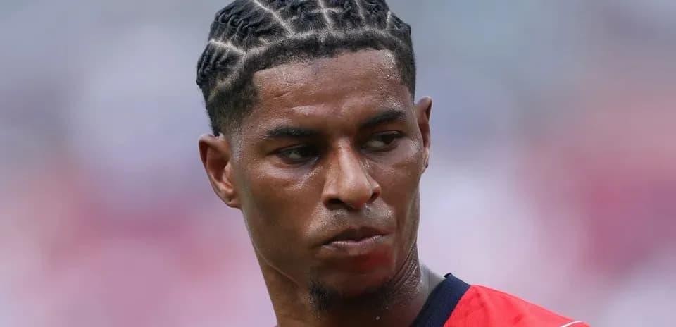 Player with braided hairstyle during match preparation