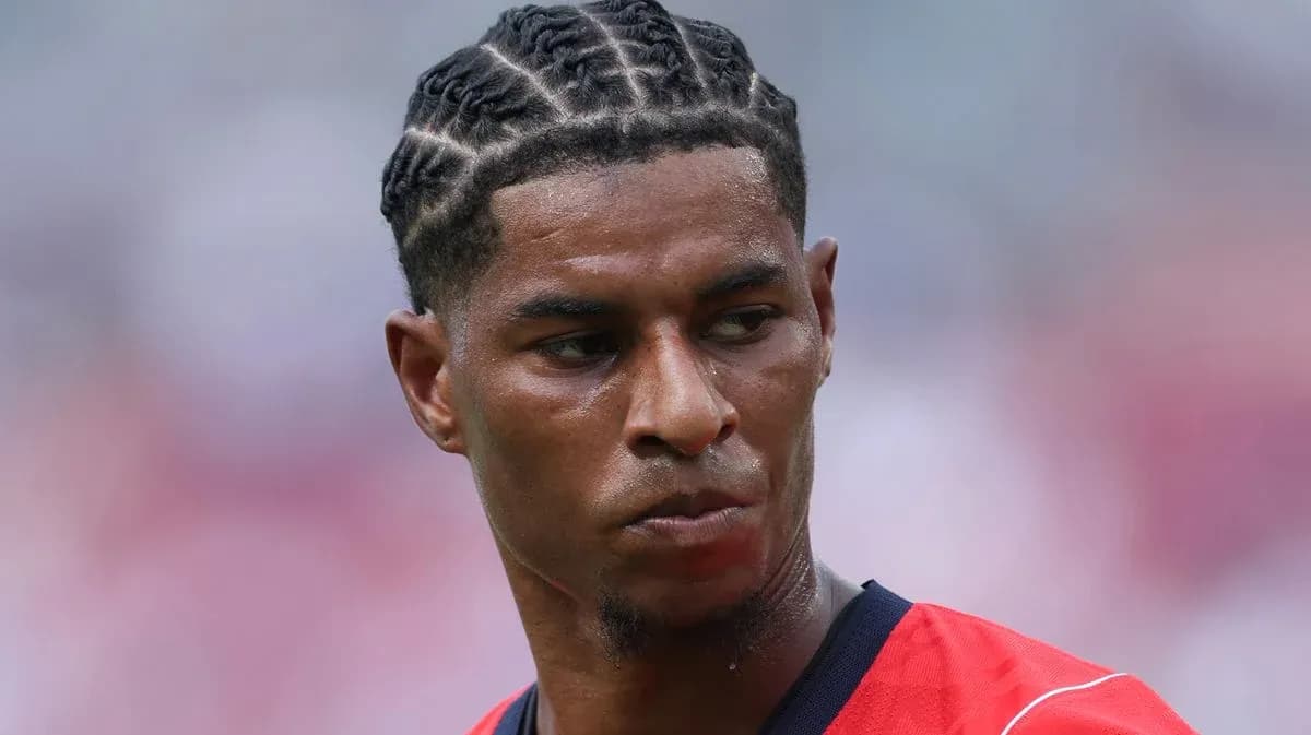 Player with braided hairstyle during match preparation
