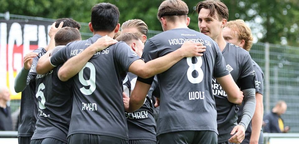 Holzheimer SG players celebrating a goal