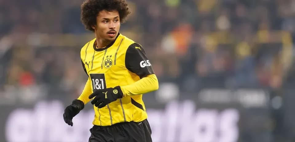 Player in Borussia Dortmund jersey on the field