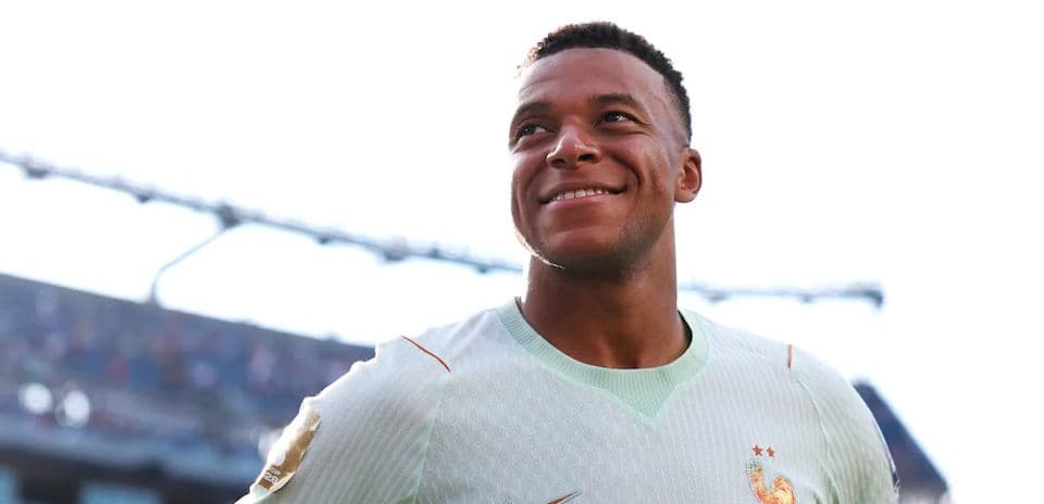 France Advances to World Cup Semifinals with Mbappé and Dembélé Leading the Way