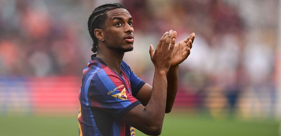 Alejandro Balde Set to Leave Barcelona as Manchester United Enters Transfer Talks