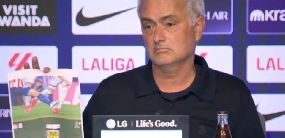 Jose Mourinho Shows Printed Photos to Protest Refereeing After Real Madrid’s Derby Loss