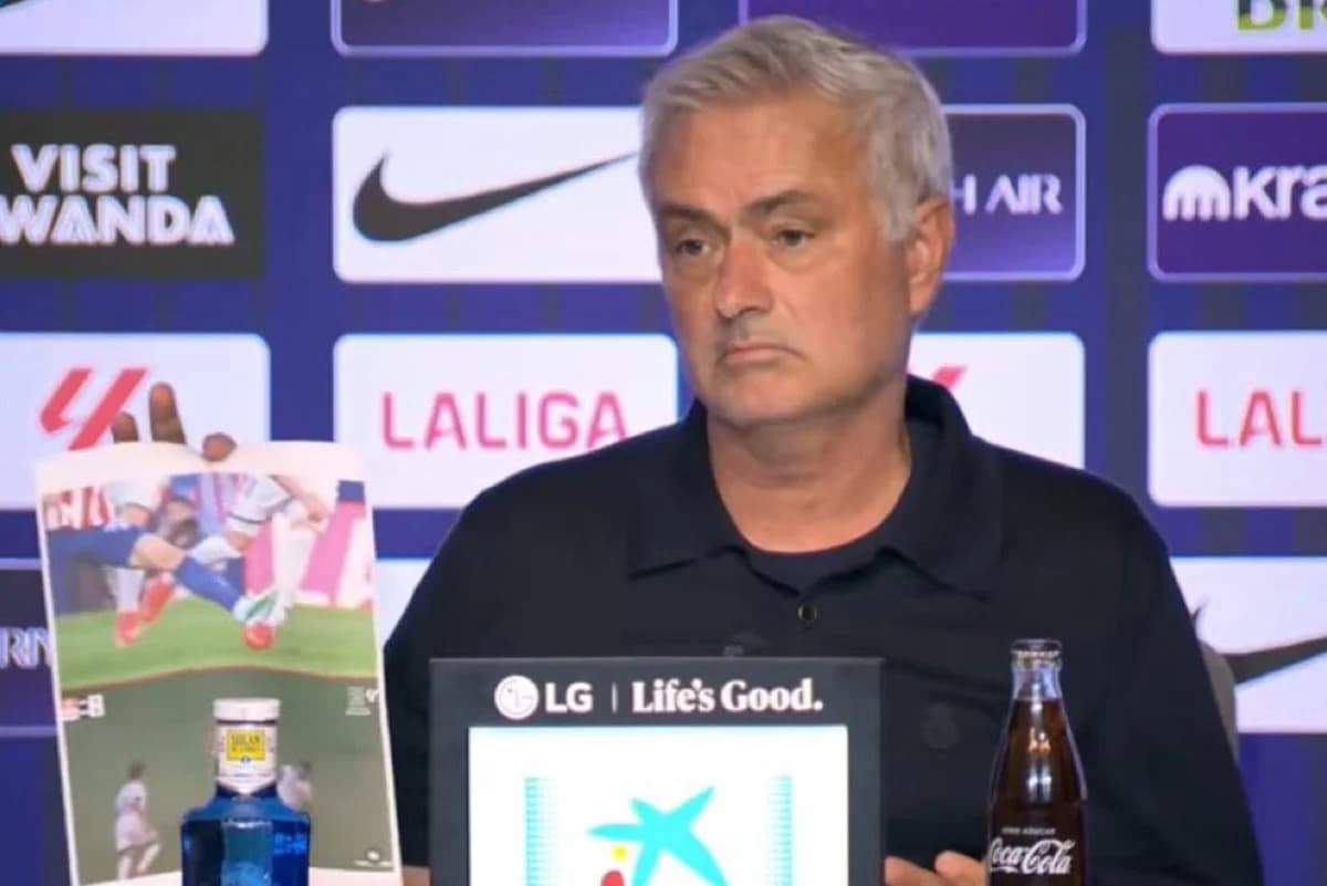 Jose Mourinho Shows Printed Photos to Protest Refereeing After Real Madrid’s Derby Loss