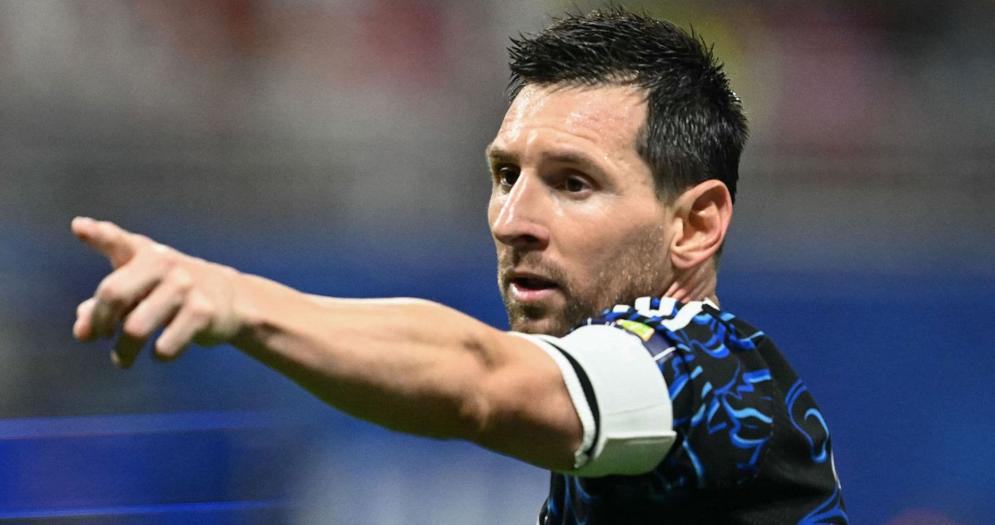 Lionel Messi Examines Jordan Pickford’s Penalty Notes After Argentina’s World Cup Semi-Final Win
