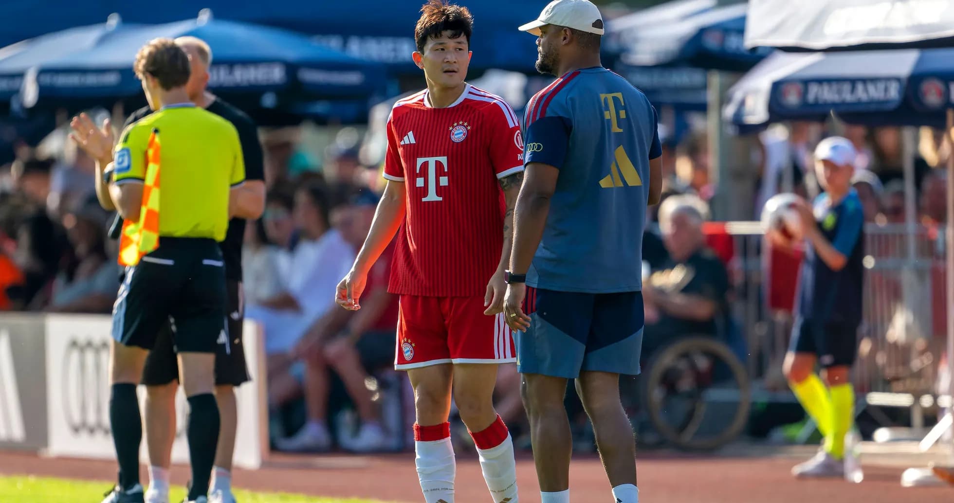 Bayern Munich player conversing with coach on sideline Bayern Munich player conversing with coach on sideline