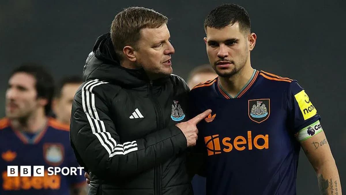 Coach speaking to player during match discussion Coach speaking to player during match discussion