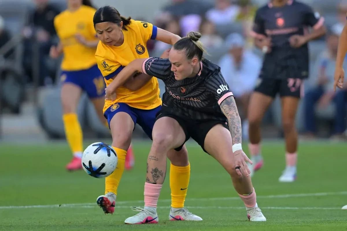Players competing for the ball during match Players competing for the ball during match
