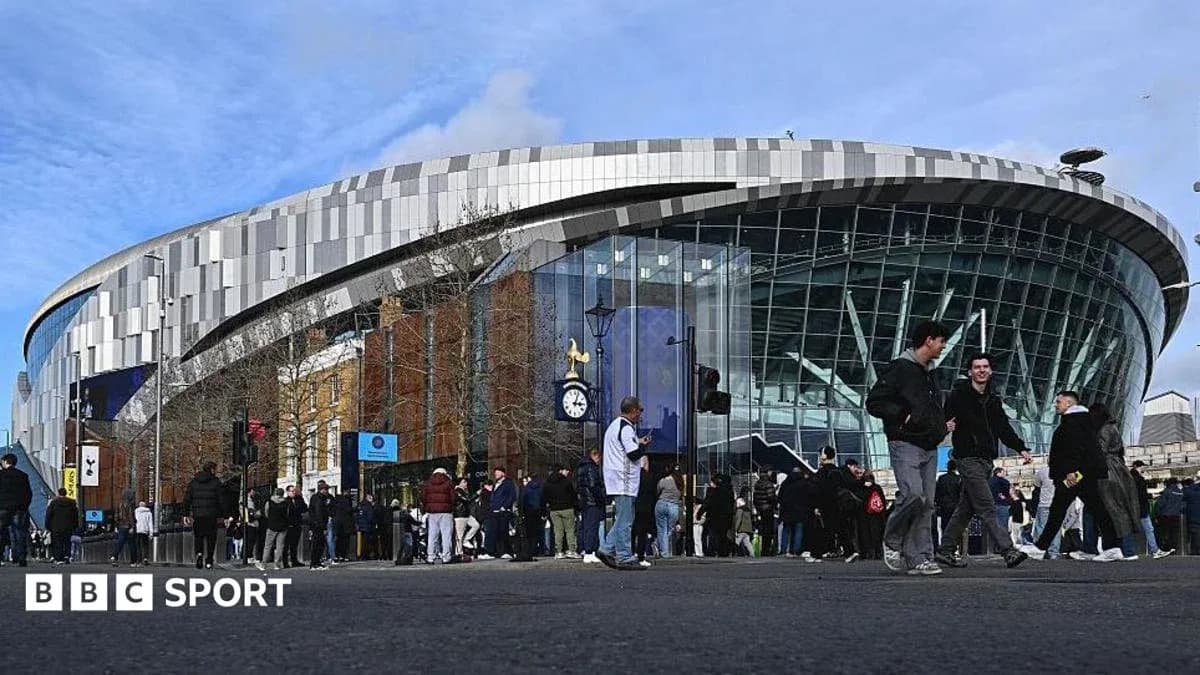 Crowd outside Tottenham Hotspur Stadium before event Crowd outside Tottenham Hotspur Stadium before event