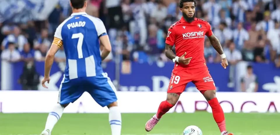 Osasuna player dribbling against Espanyol Osasuna player dribbling against Espanyol