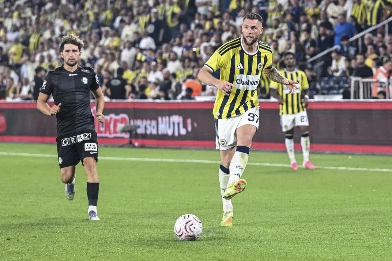 Fenerbahçe player running with the ball Fenerbahçe player running with the ball